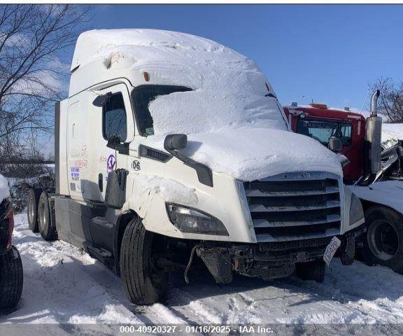  Salvage Freightliner New Cascadia 116