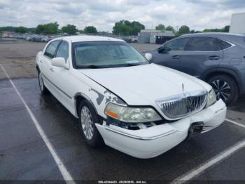  Salvage Lincoln Towncar