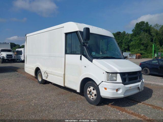  Salvage Isuzu Commercial Van