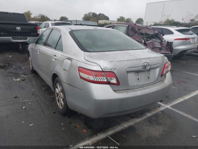 Toyota Camry Le Image 4