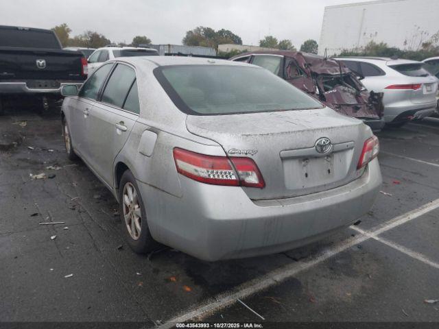 Toyota Camry Le Image 4