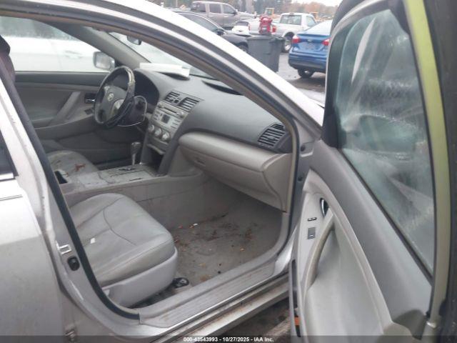 Toyota Camry Le Image 8