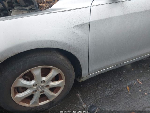 Toyota Camry Le Image 2