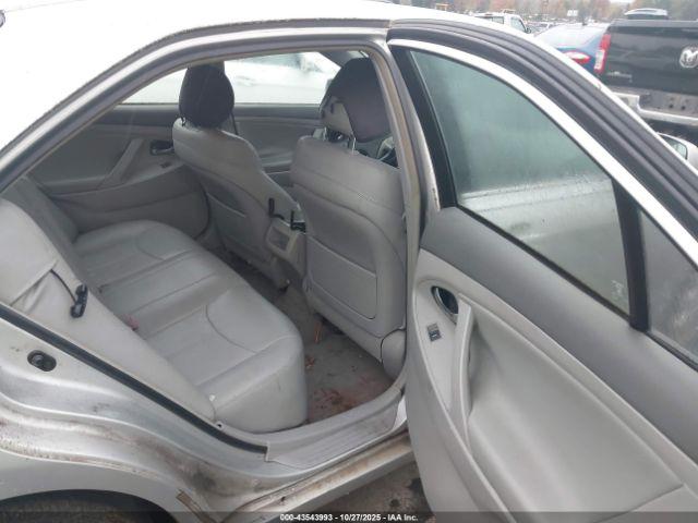 Toyota Camry Le Image 6