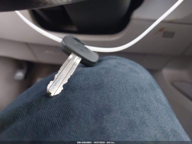 Toyota Camry Le Image 10