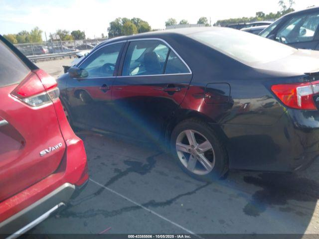 Toyota Camry Se Image 12