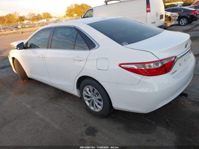 Toyota Camry Le Image 4