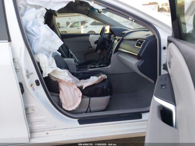 Toyota Camry Le Image 6