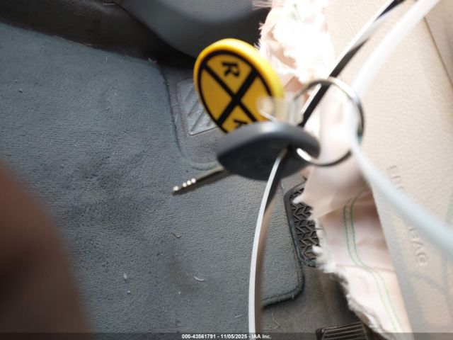 Toyota Camry Le Image 5