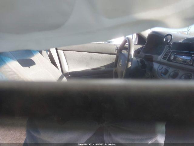 Toyota Camry Le Image 5