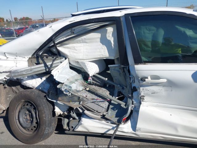 Toyota Camry Le Image 2