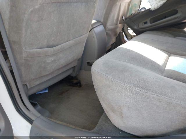 Toyota Camry Le Image 10