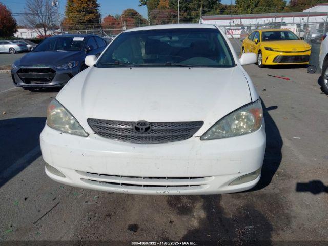 Toyota Camry Le Image 12