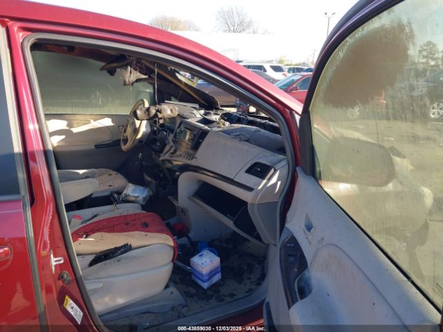 Toyota Sienna Le V6 8 Passenger Image 3