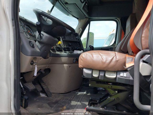 Freightliner Cascadia 125 Image 6