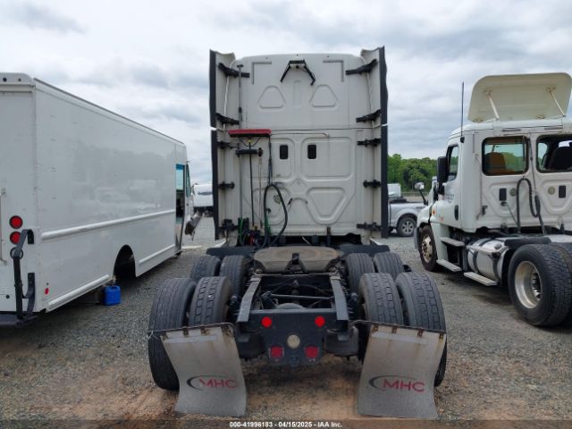 Freightliner Cascadia 125 Image 13