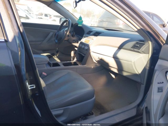 Toyota Camry Le Image 10