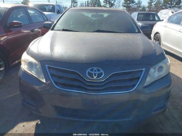 Toyota Camry Le Image 12