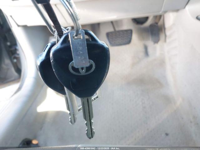 Toyota Camry Le Image 7