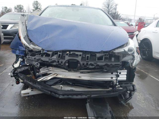 Toyota Prius Two Image 9