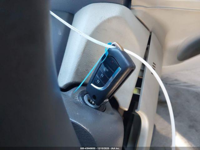 Toyota Camry Le Image 9