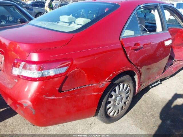 Toyota Camry Le Image 5