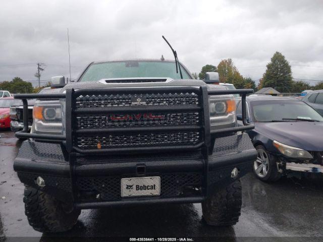 GMC Sierra 2500 Denali Image 6
