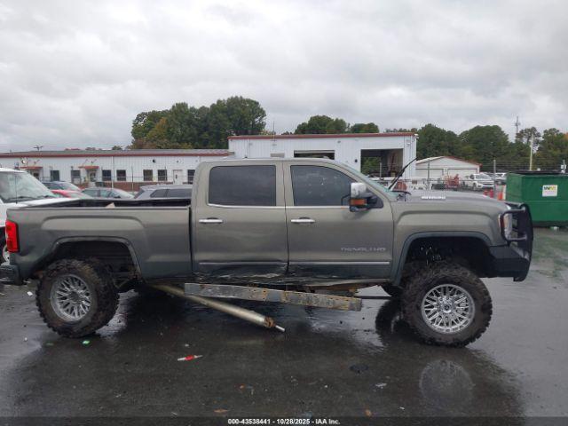GMC Sierra 2500 Denali Image 15