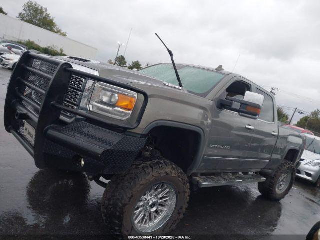 GMC Sierra 2500 Denali Image 16