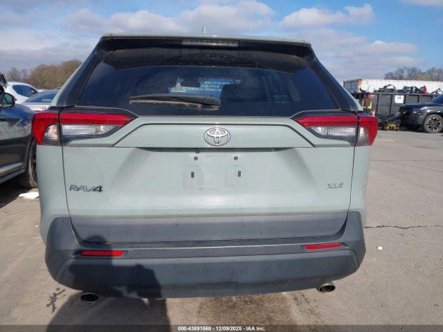Toyota RAV4 Xle Premium Image 7