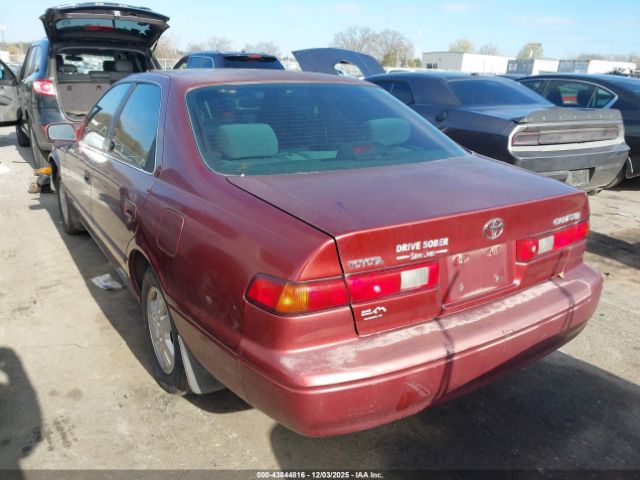 Toyota Camry Le Image 8