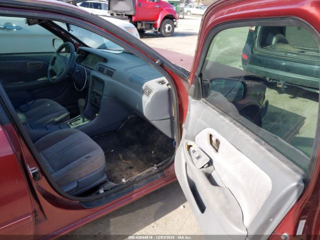 Toyota Camry Le Image 3