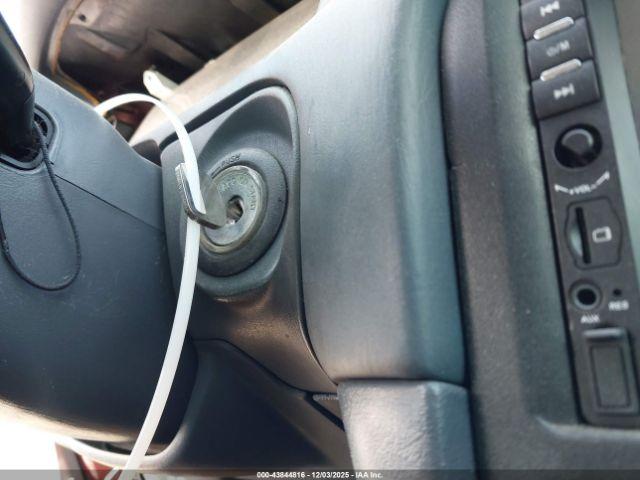 Toyota Camry Le Image 6