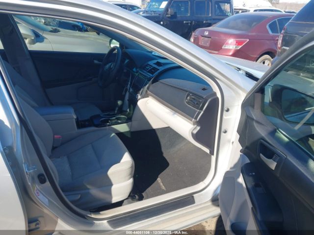 Toyota Camry Le Image 12