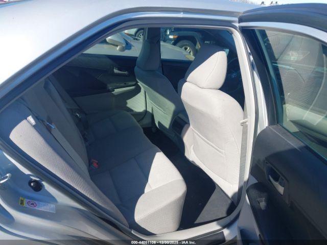 Toyota Camry Le Image 4