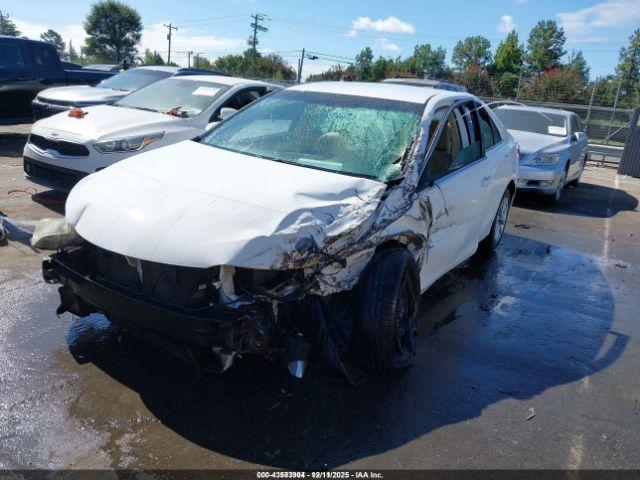 Toyota Camry Le Image 6