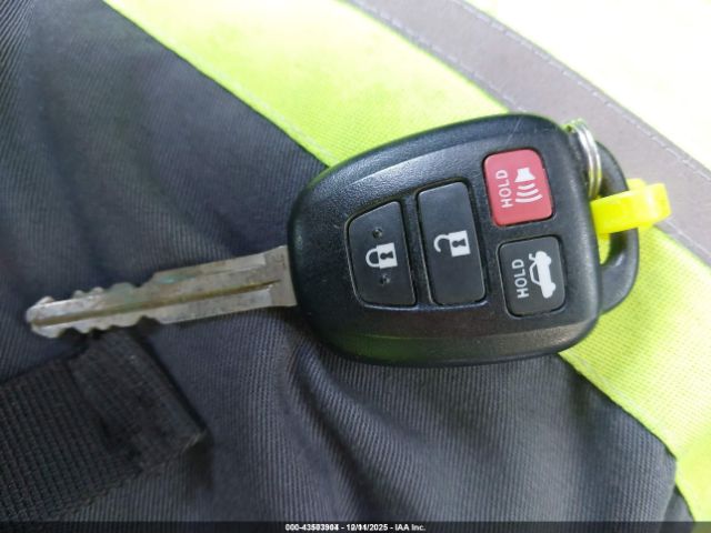 Toyota Camry Le Image 9