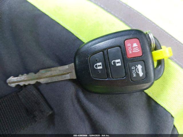 Toyota Camry Le Image 9