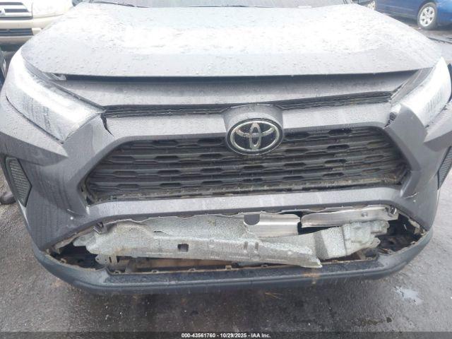 Toyota RAV4 Le Image 14