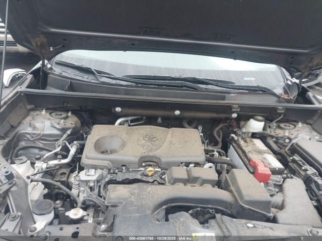 Toyota RAV4 Le Image 10