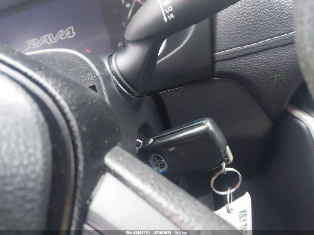 Toyota RAV4 Le Image 2