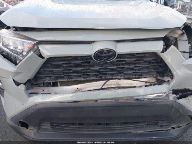 Toyota RAV4 Xle Image 2