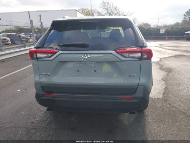 Toyota RAV4 Xle Image 12