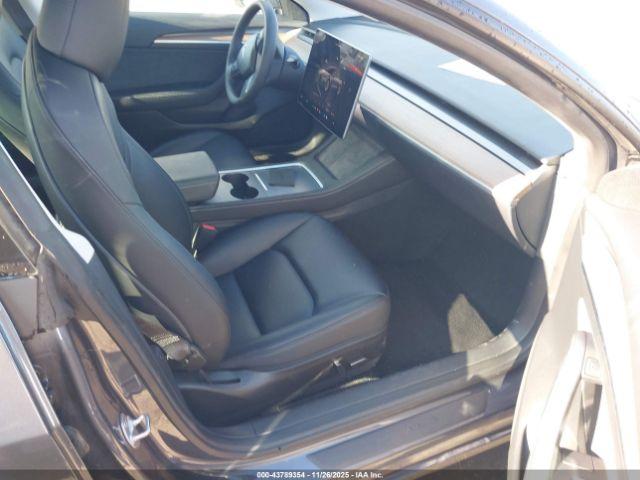 Tesla Model 3 Rear-wheel Drive Image 3