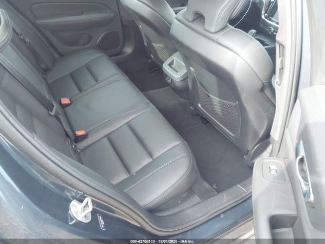 Volvo S60 B5 Plus Dark Theme Image 12