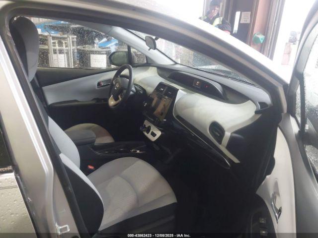 Toyota Prius Two Image 4