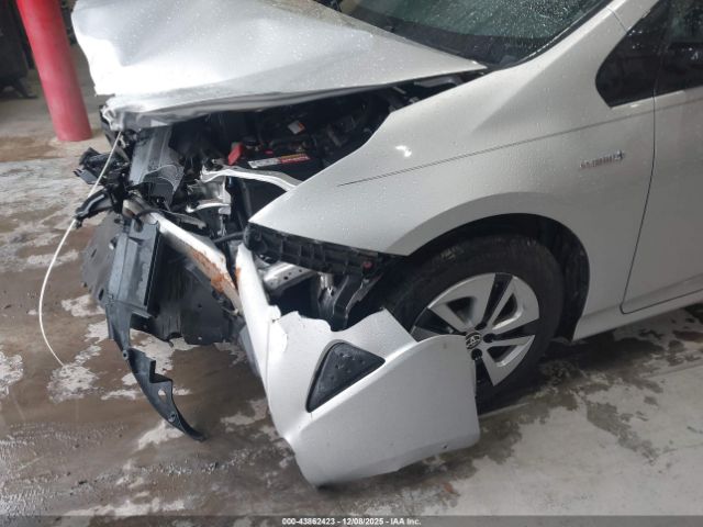 Toyota Prius Two Image 12