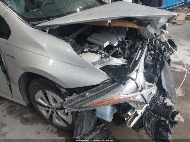 Toyota Prius Two Image 14