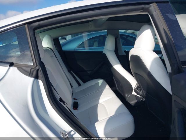 Tesla Model 3 Rear-wheel Drive Image 17