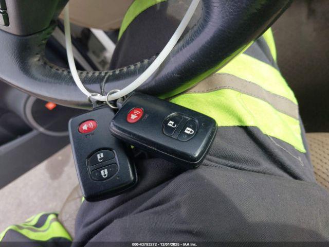 Toyota RAV4 Limited V6 Image 2